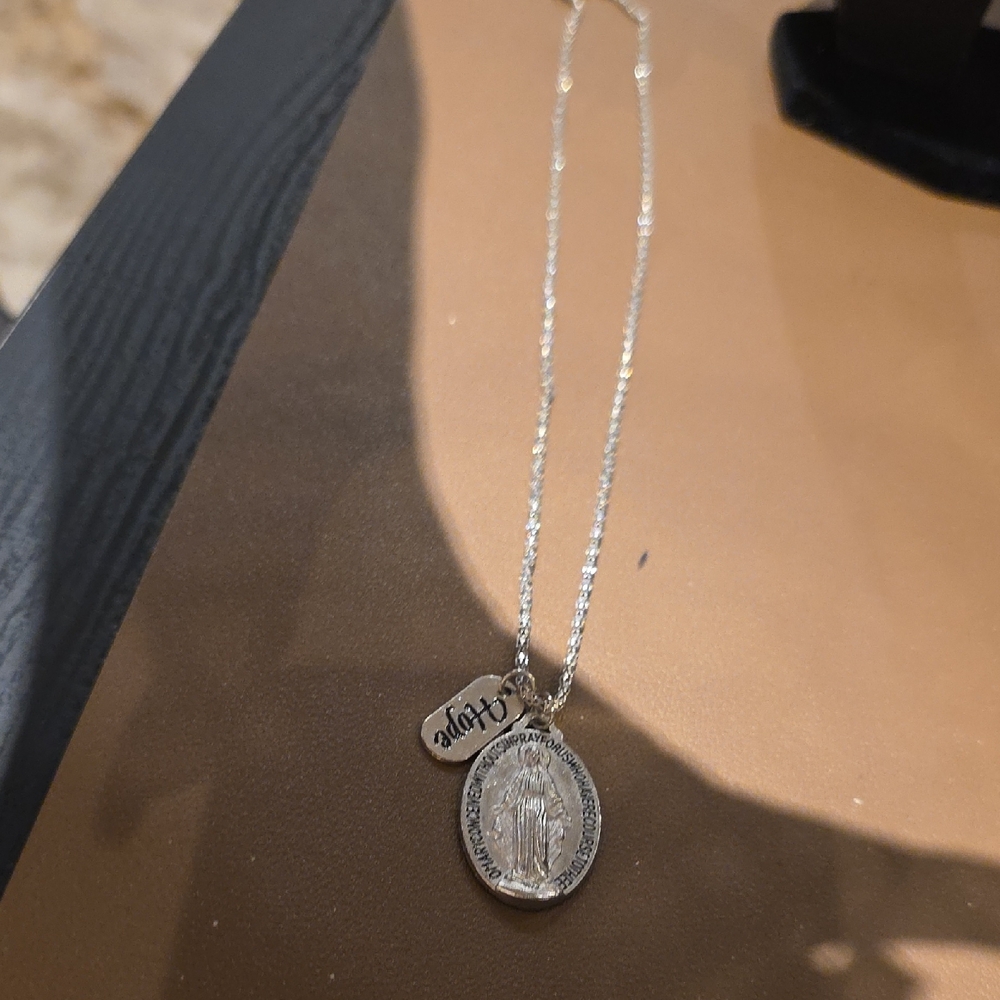 Source Unknown Silver Medallion Pendant Necklace - image 4